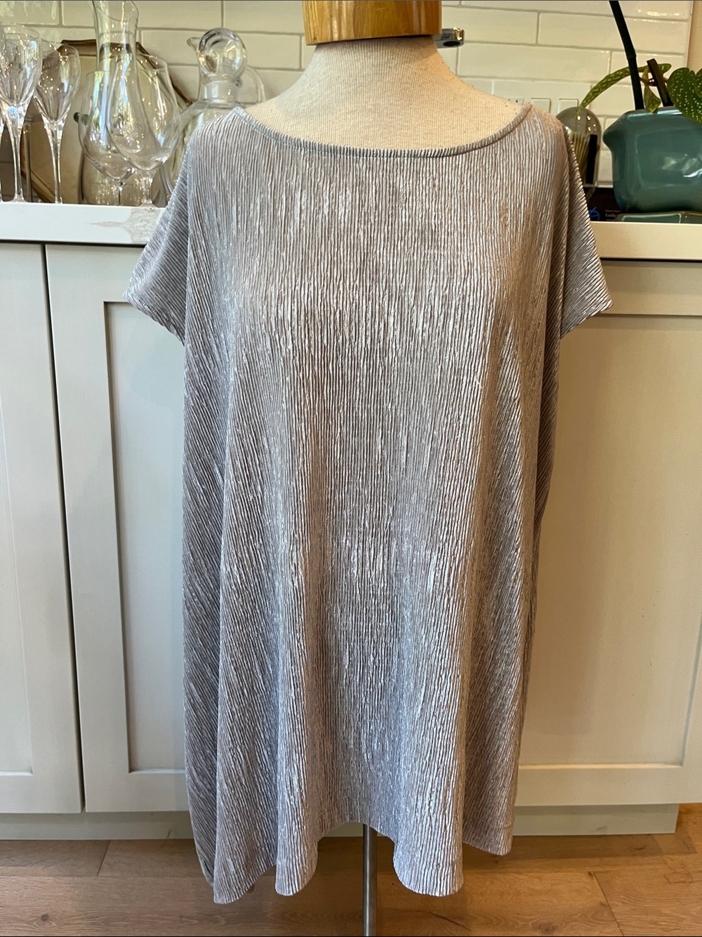 Alembika Silver Crinkle Drop Shoulder Short-Sleeve Asymmetrical Hemline